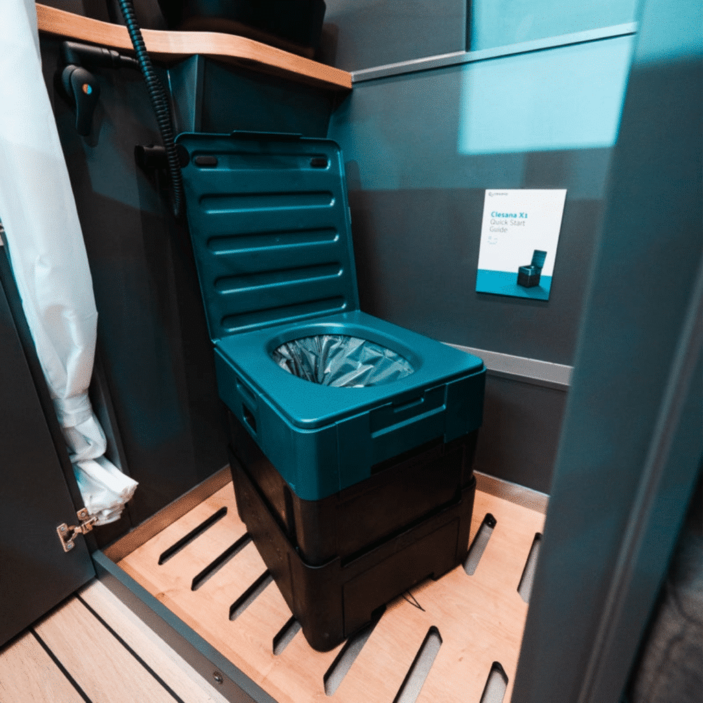 Clesana X1 in Dusche stehend